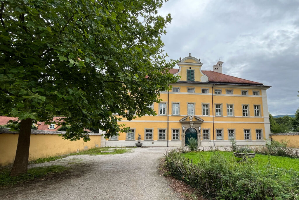 Frohnburg Palace, now housing a prestigious music conservatory and once a filming location for Maria's uplifting dance, stands elegantly along Hellbrunner Allee as part of the "Private Sound of Maria Tour.